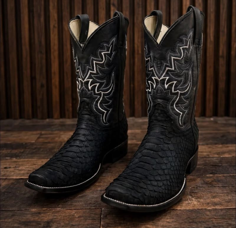 Botas de pitón negro con bordado blanco